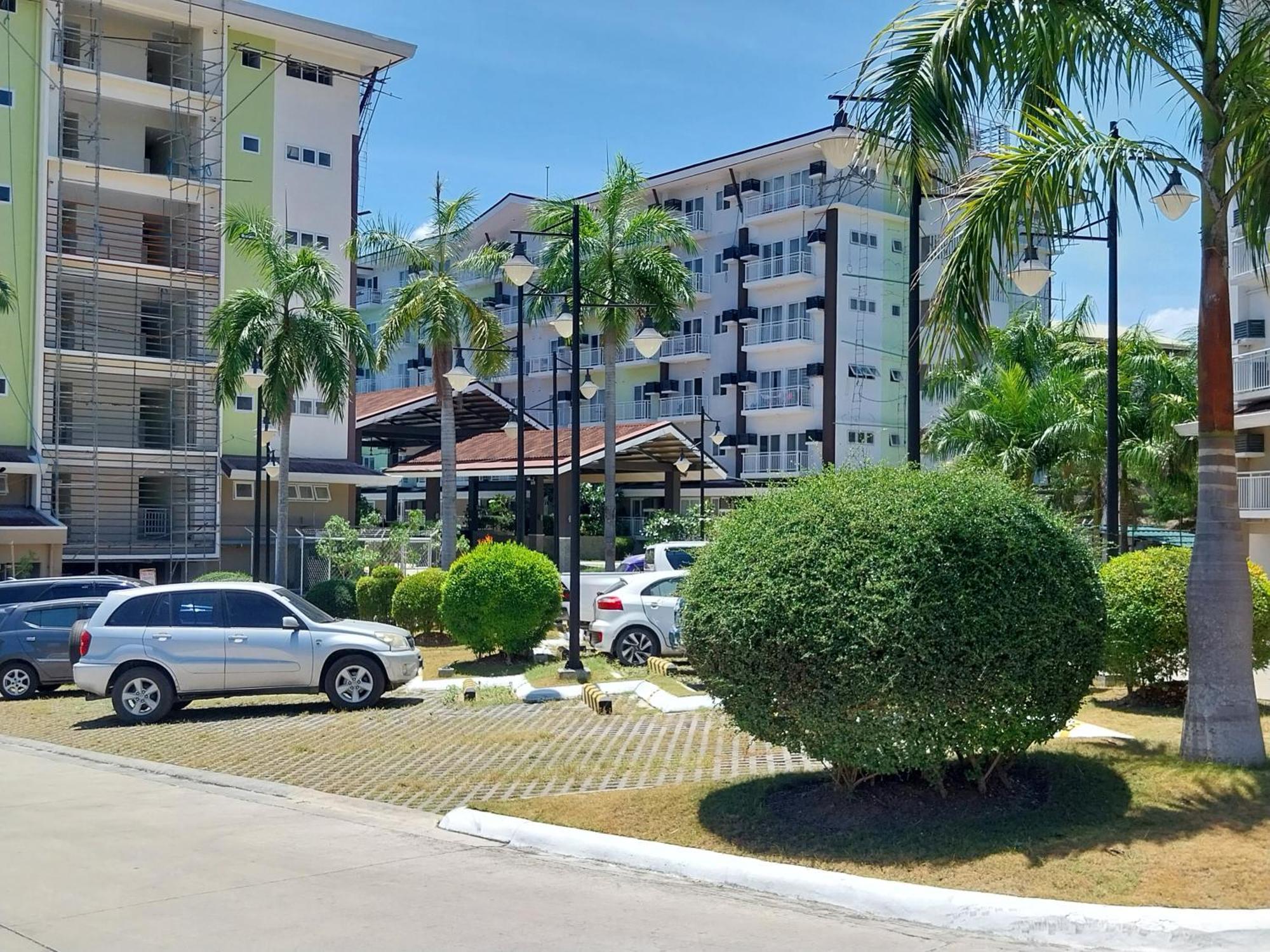 Stay And Fly At Amani Grand Resort Residences マクタン エクステリア 写真