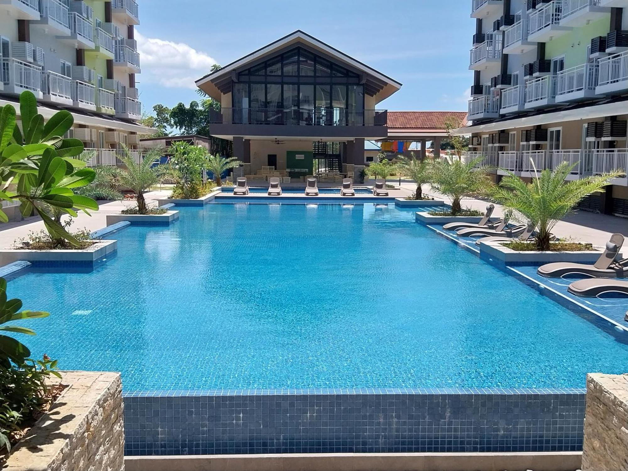Stay And Fly At Amani Grand Resort Residences マクタン エクステリア 写真