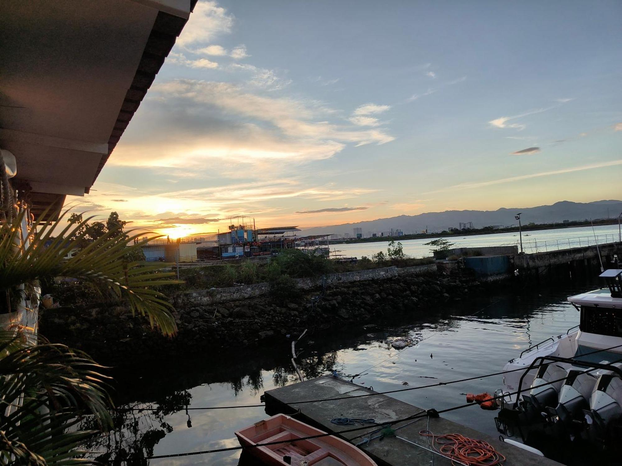 Stay And Fly At Amani Grand Resort Residences マクタン エクステリア 写真