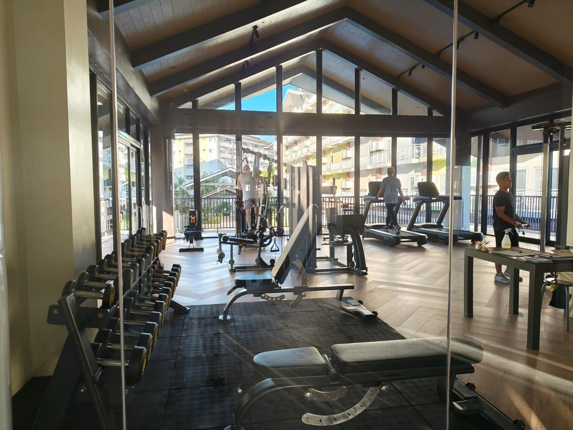 Stay And Fly At Amani Grand Resort Residences マクタン エクステリア 写真