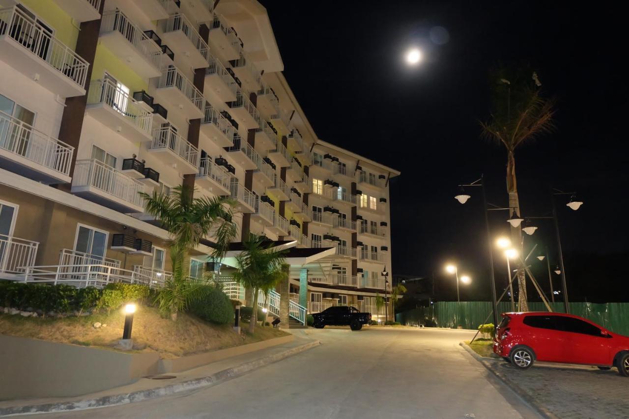 Stay And Fly At Amani Grand Resort Residences マクタン エクステリア 写真